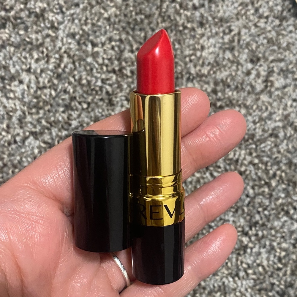 Revlon‎ Lipstick Love That Red #725 New